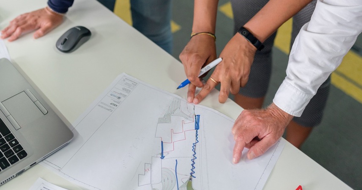 Plusieurs experts réunis pour analyser et coordonner un projet